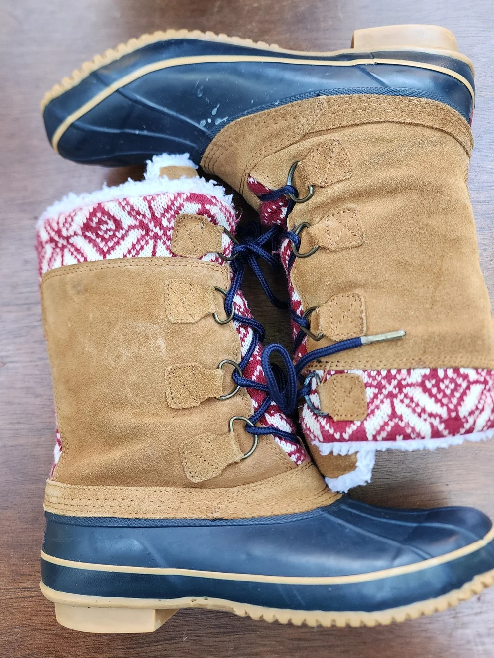 Khombu Women’s Tan and Black Winter Lace-Up Boots with Red Knit Cuff 8.5